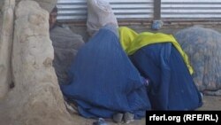 آرشیف- دو زن معتاد به مواد مخدر در ولایت جوزجان