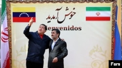 Уго Чавес в гостях у Махмуда Ахмадинежада в Тегеране. 19 октября 2010 года.