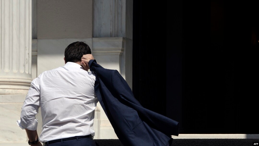 Премьер-министр Греции Алексис Ципрас вернулся в свою канцелярию после переговоров в Брюсселе, 13 июля 2015 г.