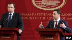 Премиерите на Чешка и на Македонија Петр Нечас и Никола Груевски на прес-конференција во Скопје.