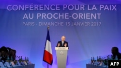 Ministrul francez de externe Jean-Marc Ayrault se adresează delegaților la deschiderea conferinței, Paris, 15 ianuarie 2017. 