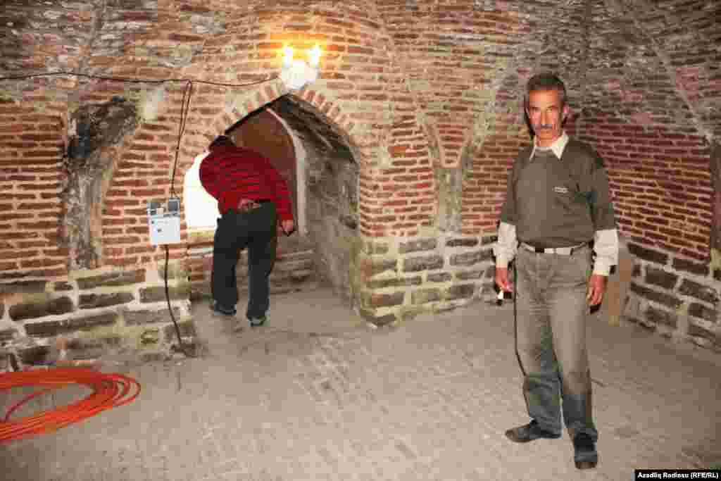Məbədin ibadət otağı.