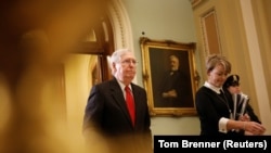 Liderul majorității din Senat Mitch McConnell părăsește sala în timpul procesului de impeachment