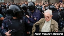 Санкт-Петербург шаарындагы акциядан бир көрүнүш, 9-сентябрь 2018-жыл. 