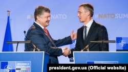 Președintele Petro Poroșenko și secretarul-general Nato, Jens Stoltenberg, la Brussels, 12 iulie 2018