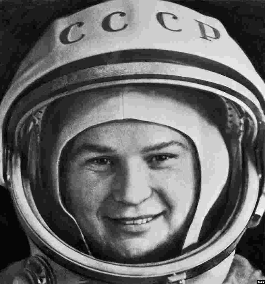 Kosmosa ilk u&ccedil;an sovet qadın kosmonavtı Valentina tereshkova. 1 iyun 1963