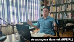 Саяси белсенді Жанболат Мамай онлайн сотқа қатысып отыр. 4 қазан 2021 жыл.