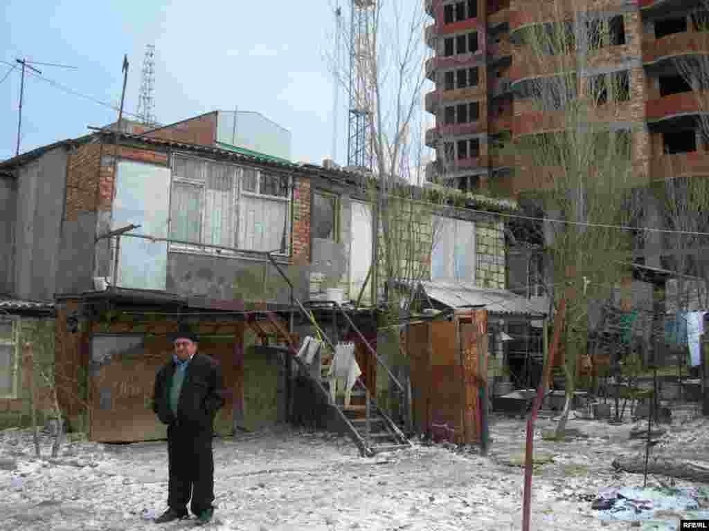 Fizuli qaçqını Famil kişi deyir ki, arxadakı göydələni bizə gözdağı vermək üçün ucaldırlar