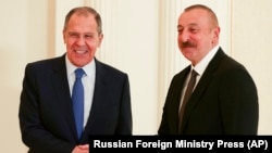 Встреча министра иностранных дел России Сергея Лаврова (слева) с президентом Азербайджана Ильхамом Алиевым (архив)