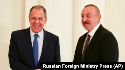Президент Азербайджана Ильхам Алиев (справа) и министр иностранных дел России Сергей Лавров
