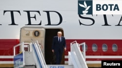 Presidenti amerikan, Donald Trump, duke dalë nga aeroplani presidencial pas arritjes në Ankara të Turqisë. 7 korrik 2026. 