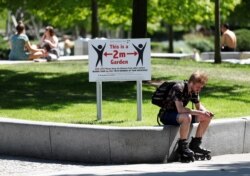 Лондон көшесіндегі адамдар. 2020 жылдың мамыр айы.