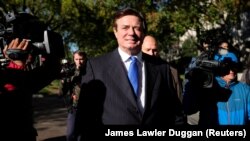 Пол Манафорт выходзіць з суду