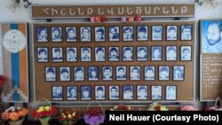 Zid sa fotografijama lokalnih boraca ubijenih u prvom ratu na Nagorno-Karabahu (1988-94.) u školi u Tahavardu. 