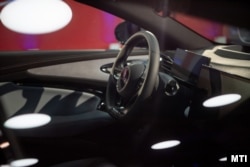 Електромобіль BYD Seal на церемонії передачі автомобілів BYD на арені Пушкаш, Будапешт, Угорщина, 23 лютого 2024 року