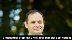 «Увага. Сильні зливи наробили біди в області. І не оминуло й Івано-Франківськ. Через різке підняття рівня води обвалилася частина пішохідного мосту на Набережній», – Руслан Марцінків