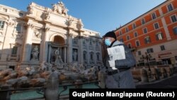 Відомий фонтан «Треві» в Римі без туристів