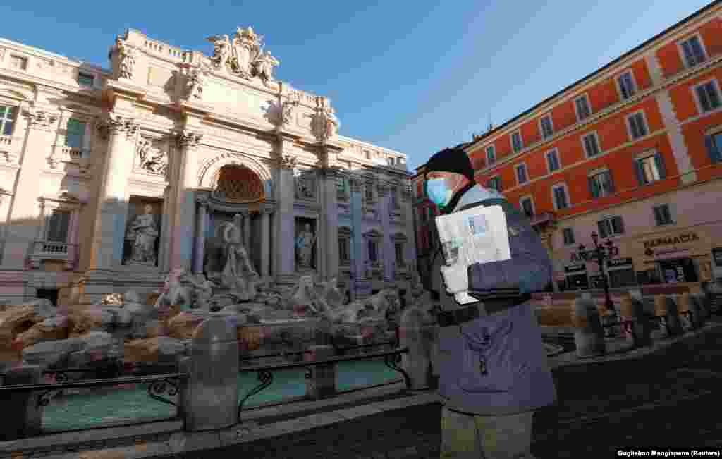 Відомий фонтан &laquo;Треві&raquo; в Римі