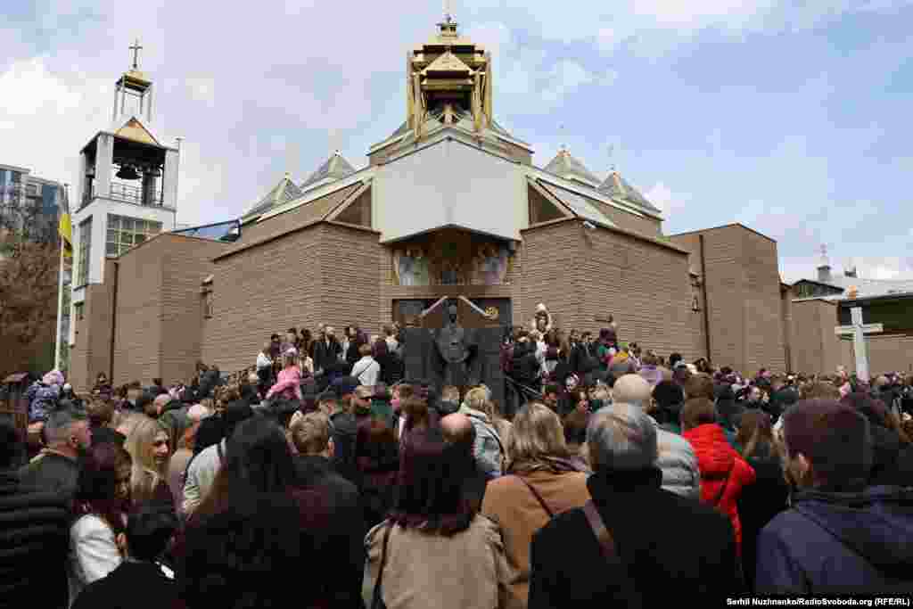 Майже усі українці цього великого, світлого дня йдуть до церкви. І зазвичай усі в храмі не поміщаються, тому частина стоїть на вулиці.Великдень. Храм Святого Василя Великого УГКЦ. Київ, 12 квітня 2026 року