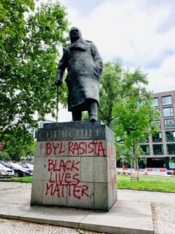 Памятник Уинстону Черчиллю в Праге с нанесенной активистами надписью