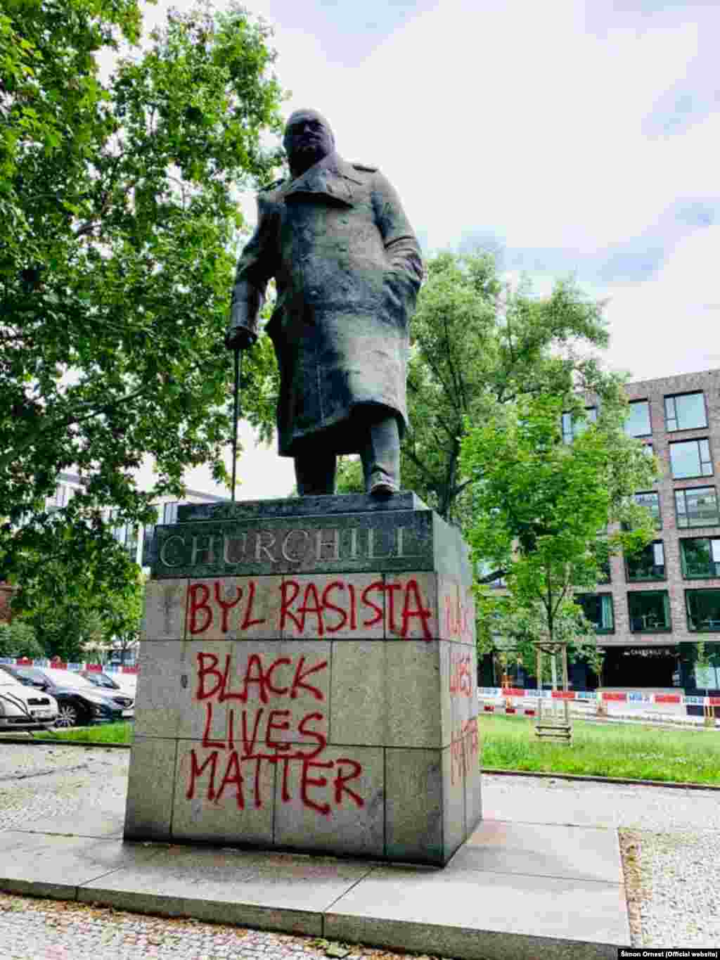 Памятник Уинстону Черчиллю в Праге был расписан в знак солидарности с движением Black lives matter 11 июня этого года. Неизвестные оставили на постаменте надпись &quot;Он был расист&quot;.