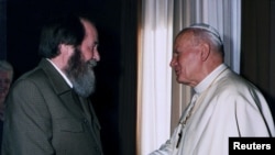 Папа Римский Иоанн Павел II приветствует в Ватикане Александра Солженицына в октябре 1993 года