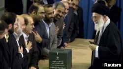 Իրան - Գերագույն հոգեւոր առաջնորդ այաթոլա Ալի Խամենեին պատրաստվում է քվեարկել խորհրդարանական ընտրություններում, Թեհրան, 2-ը մարտի, 2012թ.