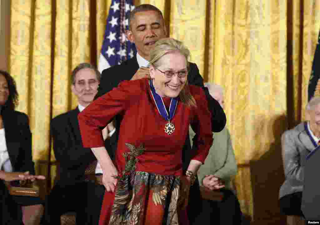 U.S. President Barack Obama presents the Presidential Medal of Freedom, the nation&#39;s highest civilian honor, to actress Meryl Streep during a White House ceremony. (Reuters/Larry Downing) 