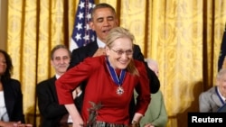 Presidenti Barack Obama duke i vënë Medaljen e Paqes aktores Meryl Streep