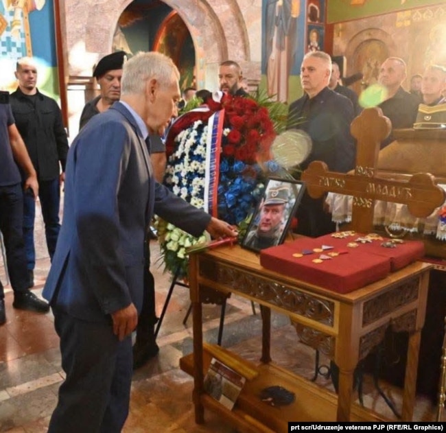 Ambasadori i Rusisë në Serbi, Aleksandar Bocan-Harçenko, në varrimin e të dënuarit për krime lufte, Ratko Mlladiq, Beograd, 7 shtator 2026.