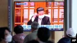 Лидер КНДР Ким Чен Ын впервые стал появляться на публике в маске