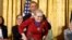 Presidenti Barack Obama duke i vënë Medaljen e Paqes aktores Meryl Streep