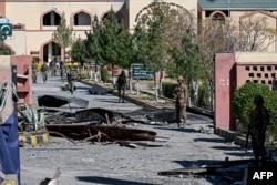 Пакистандык жоокерлер кол салуу болгон кадеттер мектебинин алдында турат. Ооганстан менен чектеш аймактагы Түштүк Вазирстан провинциясы. 13-ноябрь, 2025-жыл. Исламабад кол салуу үчүн ооган жарандарын айыптаган