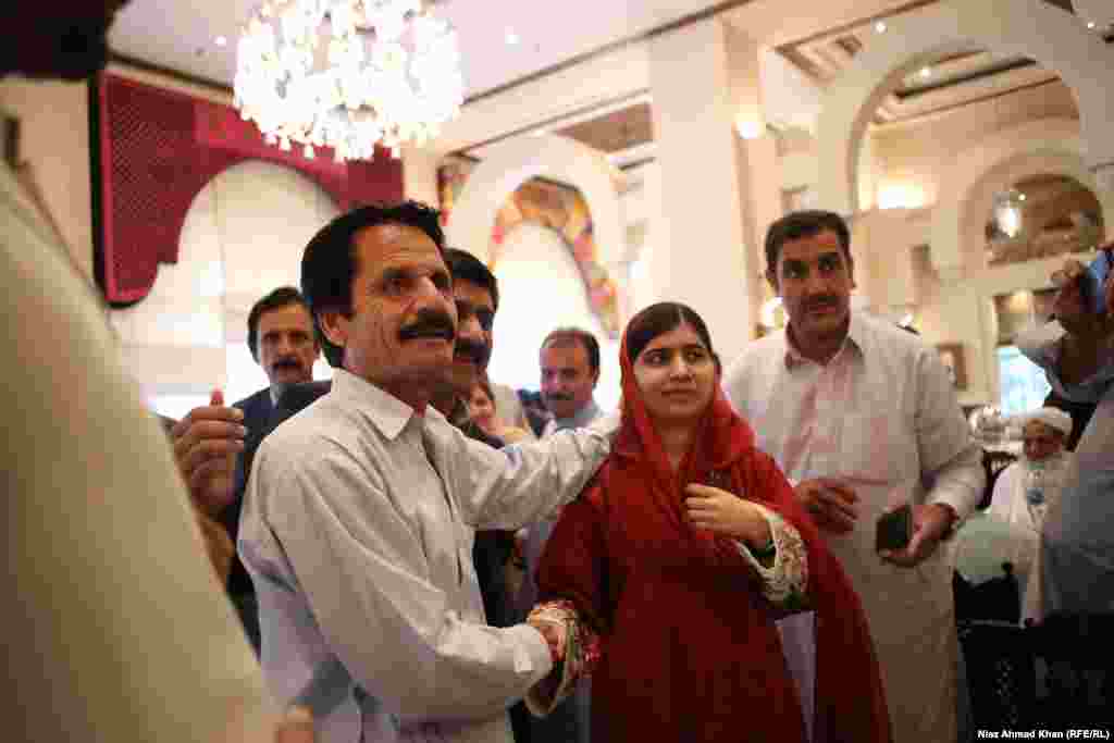 Fituesja e Çmimit Nobel për Paqe,&nbsp;Malala Yousafzai, takon zyrtarët e qarkut Suat në Pakistan, më 31 mars. Malala u kthye në Pakistan më 29 mars, për herë të parë qysh në vitin 2012, kur është dërguar në Britani, pasi është plagosur nga talibanët. Ajo është qëlluar për shkak të fushatës së saj për shkollimin e vajzave. (Niaz Ahmad Khan, RFE/RL)