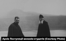 Йосиф Сліпий (ліворуч) і Климентій Шептицький під час візиту до Італії (Тіволі) біля озера Альбано, 1939 рік. Фото із фондів Постуляційного центру монастирів Студійського уставу