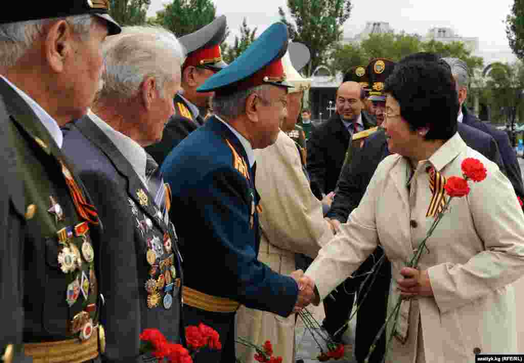 Празднества Дня Победы в Кыргызстане - Президент Роза Отунбаева поздравила ветеранов войны в центре г. Бишкек. 9 мая 2011 г. 