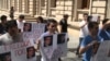 نمایی از تظاهرات روز دوشنبه روزنامه نگاران جمهوری آذربایجان مقابل سفارت ایران در باکو