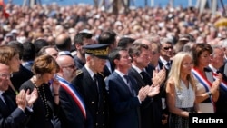 Премьер-министр Франции Мануэль Вальс (в центре в первом ряду) во время церемонии в память о жертвах теракта в Ницце. 18 июля 2016 года.