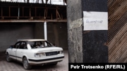 Сгоревший автомобиль во дворе частного дома. Село Масанчи, Жамбылская область. 26 февраля 2020 года.