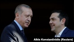 Alexis Tsipras (dreapta) și Recep Tayyip Erdogan (stânga)