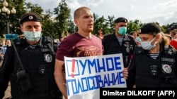  Полиция задерживает оппозиционного активиста с плакатом «Умное голосование». Москва, 14 августа 2021 года
