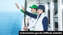 Türkmen prezidenti Gurbanguly Berdimuhamedow özbek kärdeşi Şawkat Mirziýoýew bilen Hazar deňzinde gezim edýär. Arhiw suraty