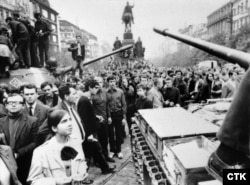 Советские танки в толпе возмущенных чехов в центре Праги. 1968 год
