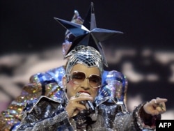 Верка Сердючка поет «Dancing Lasha Tumbai» во время финала конкурса «Евровидение-2007» в Хельсинки, 12 мая 2007 года