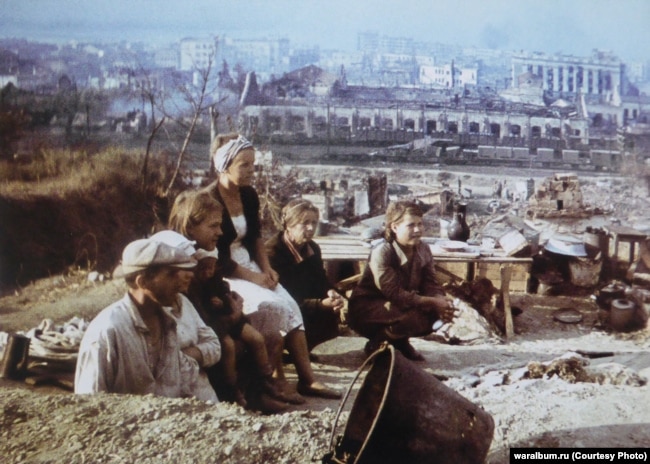 Жители оккупированного города