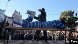 مجازاتهایی مانند ضربات شلاق همواره انتقاد شدید مجامع بینالمللی را به دنبال داشته است (عکس آرشیو)