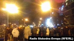Поддржувачи на ВМРО-ДПМНЕ на улицата пред Државната изборна комисија
