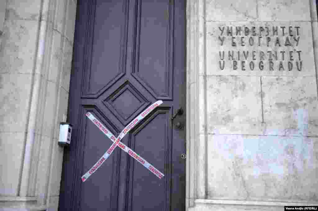 Simbolična oznaka na ulaznim vratima zgrade Rektorata u centru Beograda.&nbsp;