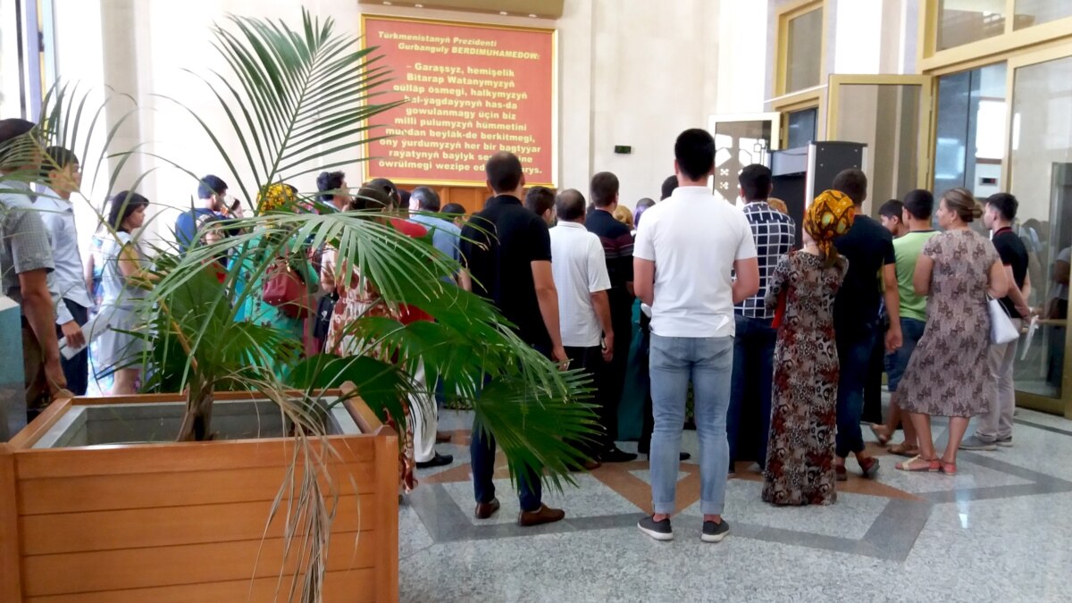 В Туркменбаши двух банковских работников привлекли к ответственности за ...