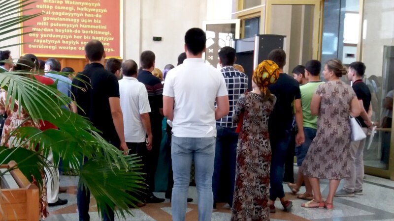 Döwletiň gallaçylar bilen hasaplaşyk döwri golaýlady, bankomatlar 'pulsyz', pensiýalar gijikdirilýär